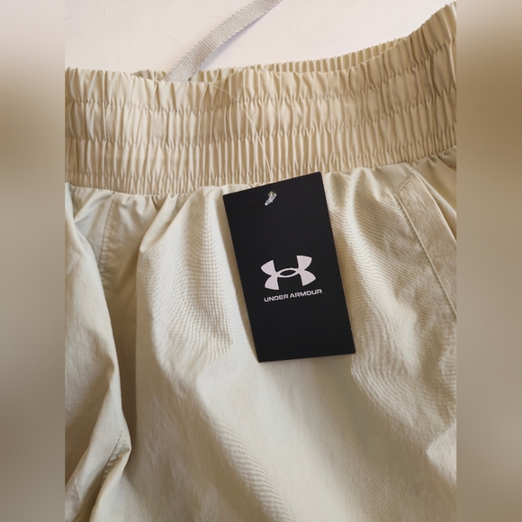 NWT Under Armour Women's Flex Woven 3" Crinkle Loose Shorts Khaki Size Medium - Picture 9 of 13